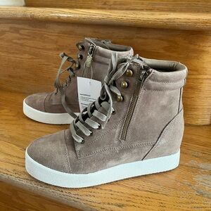 Brand New women’s size 7 waterproof platform winter shoes